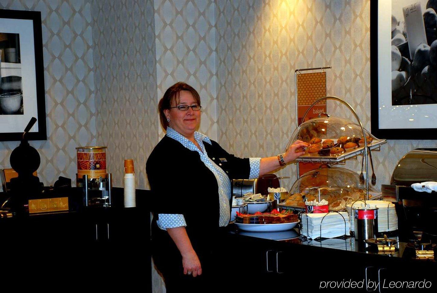 Hampton Inn & Suites By Hilton Lethbridge Restoran fotoğraf